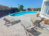 Müthiş manzaralı 5 yatak odalı ikinci el satılık villa + böbrek şeklinde yüzme havuzu + tam eşyalı + elektrikli garaj kapısı + elektrikli kapaklı jakuzi + güneş