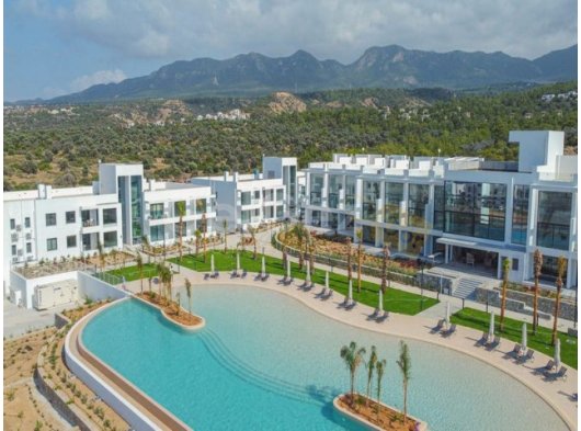 Modern 2 yatak odalı ikinci el daire + deniz manzaralı ortak havuz + deniz erişimi + tesis bünyesindeki tüm olanaklar