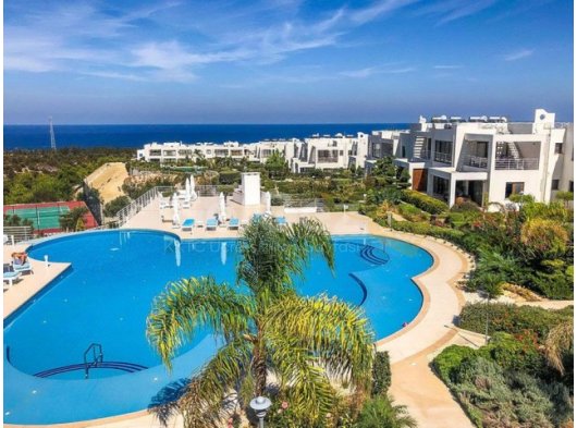 2 yatak odalı bahçe daire + tamamen mobilyalı + ortak havuzlar + spor salonu + sauna + yepyeni wellness merkezi + denize muhteşem manzaralar