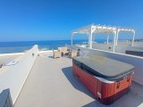 Harika 1 yatak odalı lüks yeniden satış çatı katı daire + tamamen mobilyalı + jakuzili çatı terası + denize 100m + ortak havuzlar + restoran + deniz ve dağ manz