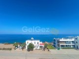 Harika 1 yatak odalı lüks yeniden satış çatı katı daire + tamamen mobilyalı + jakuzili çatı terası + denize 100m + ortak havuzlar + restoran + deniz ve dağ manz