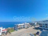 Harika 1 yatak odalı lüks yeniden satış çatı katı daire + tamamen mobilyalı + jakuzili çatı terası + denize 100m + ortak havuzlar + restoran + deniz ve dağ manz