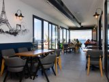 Harika 1 yatak odalı lüks yeniden satış çatı katı daire + tamamen mobilyalı + jakuzili çatı terası + denize 100m + ortak havuzlar + restoran + deniz ve dağ manz