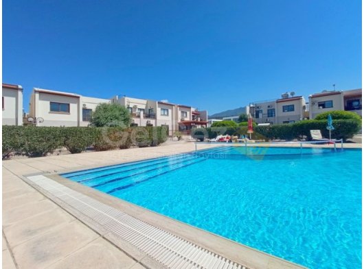 2 yatak odalı ikinci el çatı katı daire + tamamen mobilyalı + çatı terası + ortak yüzme havuzu + golf sahasına yakın + olanaklar ve plaja yürüme mesafesinde yen