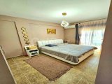 2 yatak odalı ikinci el çatı katı daire + tamamen mobilyalı + çatı terası + ortak yüzme havuzu + golf sahasına yakın + olanaklar ve plaja yürüme mesafesinde yen