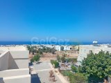 2 yatak odalı ikinci el çatı katı daire + tamamen mobilyalı + çatı terası + ortak yüzme havuzu + golf sahasına yakın + olanaklar ve plaja yürüme mesafesinde yen