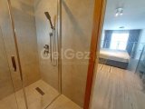 Lüks 1 yatak odalı ikinci el çatı katı daire + full eşyalı + jakuzili çatı terası + yerden ısıtma + klima + denize 100m + ortak havuzlar + deniz ve dağ manzaras