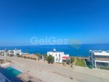 Lüks 1 yatak odalı ikinci el çatı katı daire + full eşyalı + jakuzili çatı terası + yerden ısıtma + klima + denize 100m + ortak havuzlar + deniz ve dağ manzaras