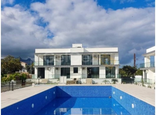 Modern Lüks 1 Yatak Odalı tamamen mobilyalı daire, muhteşem bahçelere ve güzel panoramik deniz ve dağ manzarasına sahip tertemiz bakımlı bir komplekste.