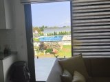 Modern Lüks 1 Yatak Odalı tamamen mobilyalı daire, muhteşem bahçelere ve güzel panoramik deniz ve dağ manzarasına sahip tertemiz bakımlı bir komplekste.
