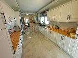 4 yatak odalı ikinci el villa + 10m x 5m ısıtmalı yüzme havuzu + full eşyalı + spor salonu + snooker oyun odası + şarap mahzeni + depo odası + çift garaj + havu