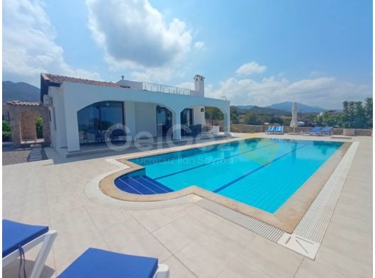 3 yatak odalı ikinci el bungalow + tamamen mobilyalı + çatı terası + 10 m x 5 m Roma sonlu havuz + deniz ve dağ manzaralı + Tapu sahibinin adına, KDV ödenmiş