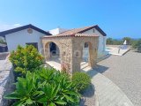 3 yatak odalı ikinci el bungalow + tamamen mobilyalı + çatı terası + 10 m x 5 m Roma sonlu havuz + deniz ve dağ manzaralı + Tapu sahibinin adına, KDV ödenmiş