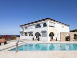 5 yatak odalı ikinci el villa + DENİZ KENARI + 12m x 8 havuz + spor salonu + çalışma odası + güneş panelleri + foto voltaj sistemi + beyaz eşyalar + klima + mer