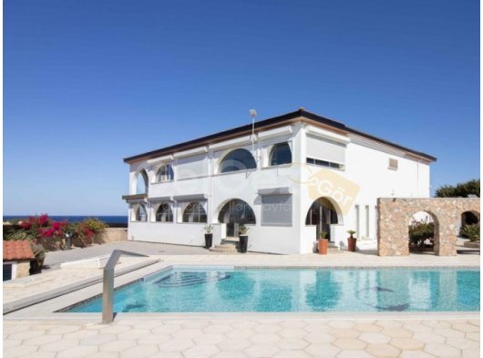 5 yatak odalı ikinci el villa + DENİZ KENARI + 12m x 8 havuz + spor salonu + çalışma odası + güneş panelleri + foto voltaj sistemi + beyaz eşyalar + klima + mer