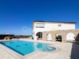 5 yatak odalı ikinci el villa + DENİZ KENARI + 12m x 8 havuz + spor salonu + çalışma odası + güneş panelleri + foto voltaj sistemi + beyaz eşyalar + klima + mer