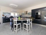 5 yatak odalı ikinci el villa + DENİZ KENARI + 12m x 8 havuz + spor salonu + çalışma odası + güneş panelleri + foto voltaj sistemi + beyaz eşyalar + klima + mer