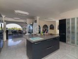 5 yatak odalı ikinci el villa + DENİZ KENARI + 12m x 8 havuz + spor salonu + çalışma odası + güneş panelleri + foto voltaj sistemi + beyaz eşyalar + klima + mer