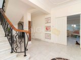 5 yatak odalı ikinci el villa + DENİZ KENARI + 12m x 8 havuz + spor salonu + çalışma odası + güneş panelleri + foto voltaj sistemi + beyaz eşyalar + klima + mer