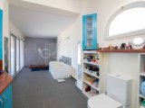 5 yatak odalı ikinci el villa + DENİZ KENARI + 12m x 8 havuz + spor salonu + çalışma odası + güneş panelleri + foto voltaj sistemi + beyaz eşyalar + klima + mer
