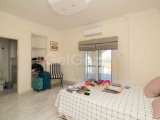 5 yatak odalı ikinci el villa + DENİZ KENARI + 12m x 8 havuz + spor salonu + çalışma odası + güneş panelleri + foto voltaj sistemi + beyaz eşyalar + klima + mer