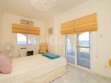 5 yatak odalı ikinci el villa + DENİZ KENARI + 12m x 8 havuz + spor salonu + çalışma odası + güneş panelleri + foto voltaj sistemi + beyaz eşyalar + klima + mer