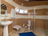 5 yatak odalı ikinci el villa + DENİZ KENARI + 12m x 8 havuz + spor salonu + çalışma odası + güneş panelleri + foto voltaj sistemi + beyaz eşyalar + klima + mer