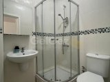 Bu Prestijli Sitede Güzel Sunumlu 2 Yatak Odalı Zemin Kat Daire + Ortak Havuz + Spor Salonu + Deniz Manzarası