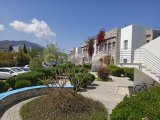 Bu Prestijli Sitede Güzel Sunumlu 2 Yatak Odalı Zemin Kat Daire + Ortak Havuz + Spor Salonu + Deniz Manzarası