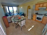 Büyük Değer - Güzel bakımlı sitede iyi sunulmuş 2 yatak odalı penthouse daire + ortak yüzme havuzu + tamamen mobilyalı + klima + beyaz eşya