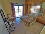 Büyük Değer - Güzel bakımlı sitede iyi sunulmuş 2 yatak odalı penthouse daire + ortak yüzme havuzu + tamamen mobilyalı + klima + beyaz eşya