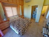 Büyük Değer - Güzel bakımlı sitede iyi sunulmuş 2 yatak odalı penthouse daire + ortak yüzme havuzu + tamamen mobilyalı + klima + beyaz eşya