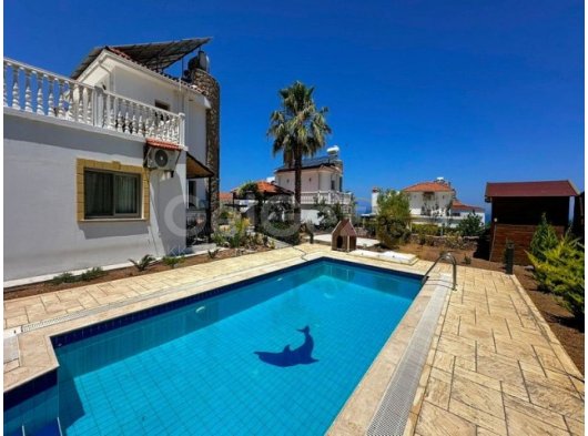3 yatak odalı Akdeniz tarzı yeniden satış villası + 8m x 4m yüzme havuzu + tam donanımlı + merkezi ısıtma + güneş panelleri + sauna + muhteşem deniz ve dağ manz