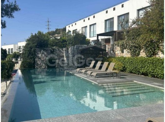 Güzel Girne Dağları'nın arasında yer alan muhteşem 3 yatak odalı villa + ortak havuz + deniz ve dağ manzarası