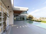 4 yatak odalı yepyeni lüks villa + beyaz eşyalar + özel yüzme havuzu + çamaşır ve kiler odaları + su ve elektrikle çalışan yerden ısıtma + kapalı site + ana kon