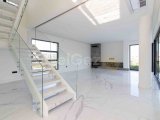 4 yatak odalı yepyeni lüks villa + beyaz eşyalar + özel yüzme havuzu + çamaşır ve kiler odaları + su ve elektrikle çalışan yerden ısıtma + kapalı site + ana kon