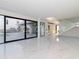 4 yatak odalı yepyeni lüks villa + beyaz eşyalar + özel yüzme havuzu + çamaşır ve kiler odaları + su ve elektrikle çalışan yerden ısıtma + kapalı site + ana kon