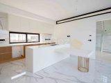 4 yatak odalı yepyeni lüks villa + beyaz eşyalar + özel yüzme havuzu + çamaşır ve kiler odaları + su ve elektrikle çalışan yerden ısıtma + kapalı site + ana kon