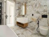 4 yatak odalı yepyeni lüks villa + beyaz eşyalar + özel yüzme havuzu + çamaşır ve kiler odaları + su ve elektrikle çalışan yerden ısıtma + kapalı site + ana kon