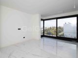 4 yatak odalı yepyeni lüks villa + beyaz eşyalar + özel yüzme havuzu + çamaşır ve kiler odaları + su ve elektrikle çalışan yerden ısıtma + kapalı site + ana kon