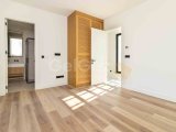4 yatak odalı yepyeni lüks villa + beyaz eşyalar + özel yüzme havuzu + çamaşır ve kiler odaları + su ve elektrikle çalışan yerden ısıtma + kapalı site + ana kon