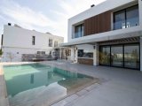 4 yatak odalı yepyeni lüks villa + beyaz eşyalar + özel yüzme havuzu + çamaşır ve kiler odaları + su ve elektrikle çalışan yerden ısıtma + kapalı site + ana kon