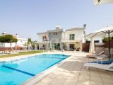 Güzel 3/4 yatak odalı ikinci el villa + 10m x 5m yüzme havuzu + tam donanımlı mutfak ve yemek alanı + güzel deniz, dağ ve Bellapais Manastırı manzarası + ana ko