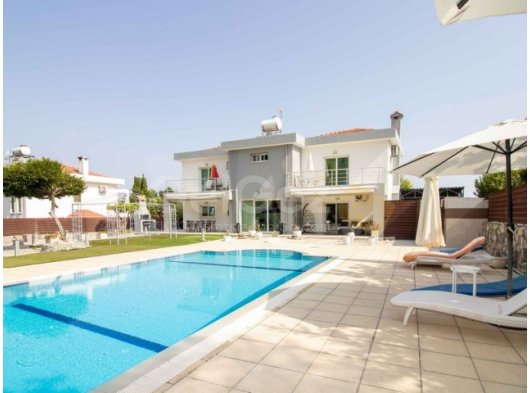 Güzel 3/4 yatak odalı ikinci el villa + 10m x 5m yüzme havuzu + tam donanımlı mutfak ve yemek alanı + güzel deniz, dağ ve Bellapais Manastırı manzarası + ana ko
