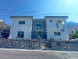 Güzel 3/4 yatak odalı ikinci el villa + 10m x 5m yüzme havuzu + tam donanımlı mutfak ve yemek alanı + güzel deniz, dağ ve Bellapais Manastırı manzarası + ana ko