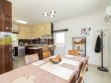 Güzel 3/4 yatak odalı ikinci el villa + 10m x 5m yüzme havuzu + tam donanımlı mutfak ve yemek alanı + güzel deniz, dağ ve Bellapais Manastırı manzarası + ana ko