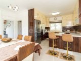 Güzel 3/4 yatak odalı ikinci el villa + 10m x 5m yüzme havuzu + tam donanımlı mutfak ve yemek alanı + güzel deniz, dağ ve Bellapais Manastırı manzarası + ana ko