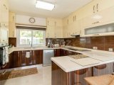 Güzel 3/4 yatak odalı ikinci el villa + 10m x 5m yüzme havuzu + tam donanımlı mutfak ve yemek alanı + güzel deniz, dağ ve Bellapais Manastırı manzarası + ana ko
