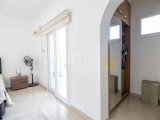 Güzel 3/4 yatak odalı ikinci el villa + 10m x 5m yüzme havuzu + tam donanımlı mutfak ve yemek alanı + güzel deniz, dağ ve Bellapais Manastırı manzarası + ana ko