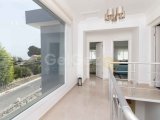 Güzel 3/4 yatak odalı ikinci el villa + 10m x 5m yüzme havuzu + tam donanımlı mutfak ve yemek alanı + güzel deniz, dağ ve Bellapais Manastırı manzarası + ana ko